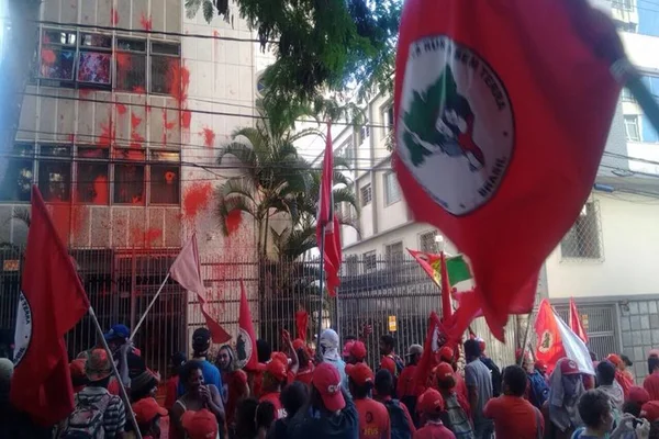 Grupo atira tinta vermelha na fachada de prédio onde mora Cármen Lúcia