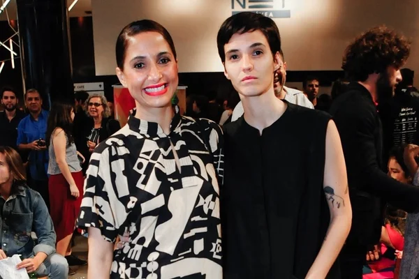 Camilia Pitanga posa em evento junto de namorada, Beatriz Coelho