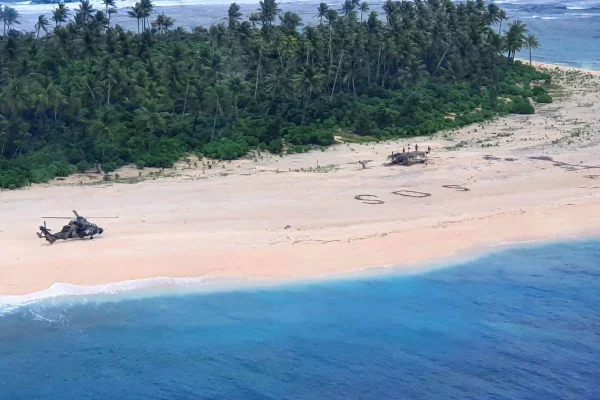 Homens são resgatados de ilha do Pacífico após escreverem “SOS” na areia