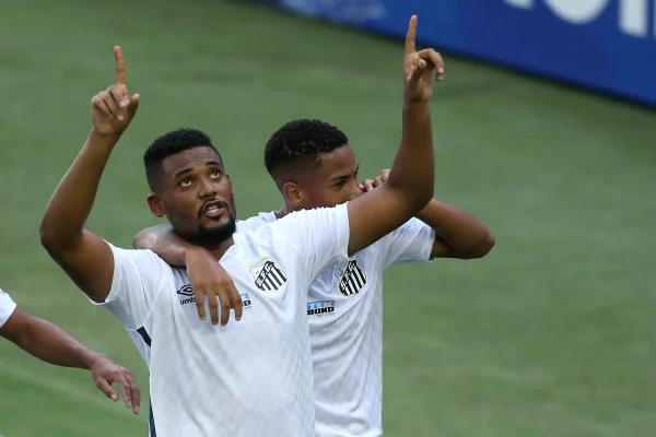 Após estreia aos 24 anos e com gol, Sabino pode seguir no Santos