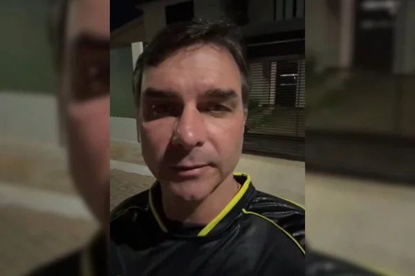 Imagem mostra Flávio Bolsonaro na frente da casa do pai - Metrópoles