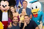 Heloísa, Jair, Jair Henrique Eduardo e Flavio Bolsonaro com personagens da Disney Heloísa, Jair, Jair Henrique Eduardo e Flavio Bolsonaro com personagens da Disney