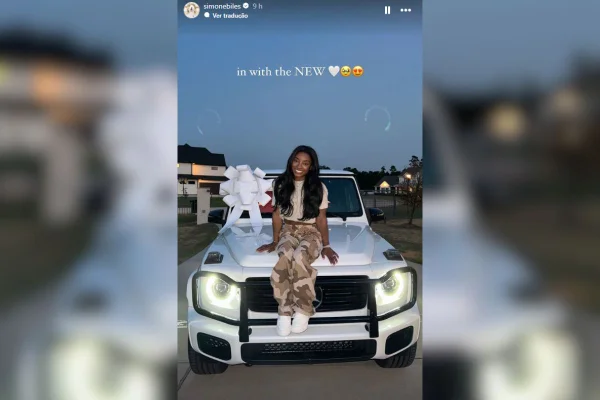 Imagem colorida de Simone Biles em cima do carro - Metrópoles