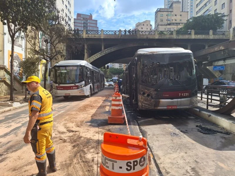 Avenida Nove de Julho após ônibus pegar fogo no local Avenida Nove de Julho após ônibus pegar fogo no local