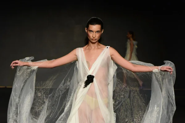 Na imagem com, foto do desfile do Lino Vilaventura no Dragão Fashion Brasil 2025 - metrópoles