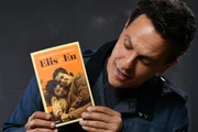 Ele escreveu um livro de memórias sobre o tempo que passou com a mãe