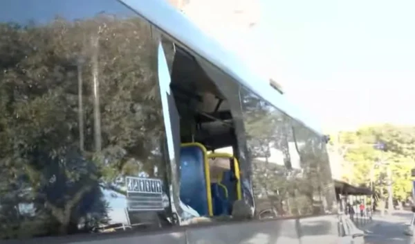 Janela lateral de ônibus quebrada - Metrópoles