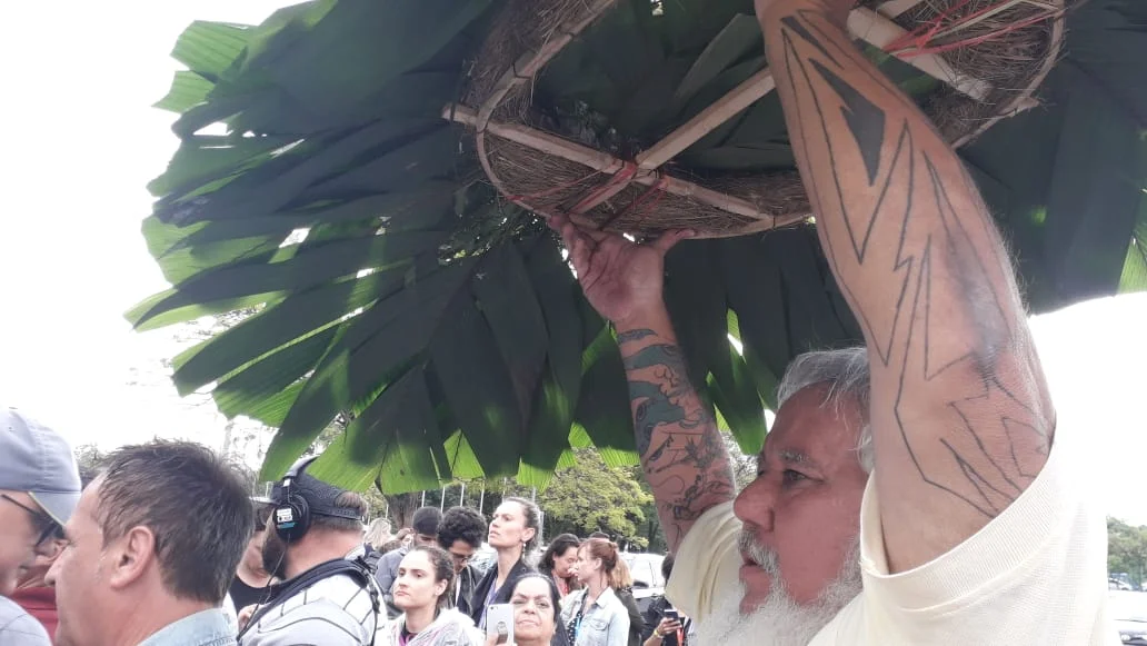 Os fãs lamentam a partida do ídolo Os fãs lamentam a partida do ídolo