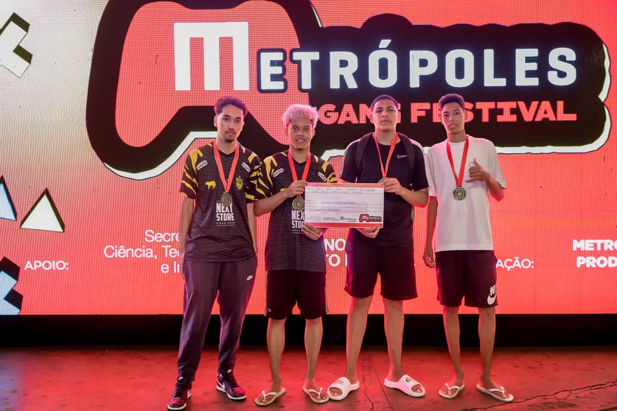 A equipe Maze ficou em 4º lugar na competição de Free Fire do Metrópoles Game Festival. O time é formado por Vinicius Souza, Wesley Kaiki, Yan Sousa e Evilazio Jose A equipe Maze ficou em 4º lugar na competição de Free Fire do Metrópoles Game Festival. O time é formado por Vinicius Souza, Wesley Kaiki, Yan Sousa e Evilazio Jose