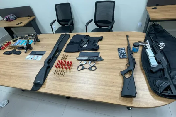 Ex-policiais vendem armas de guerra na internet e são presos pela PF