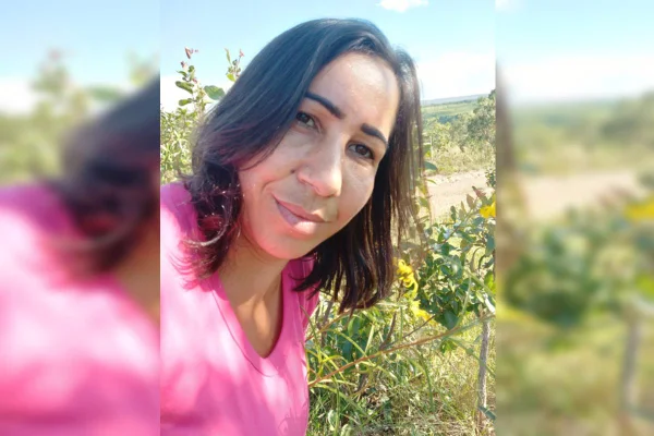 Foto colorida de mulher em campo