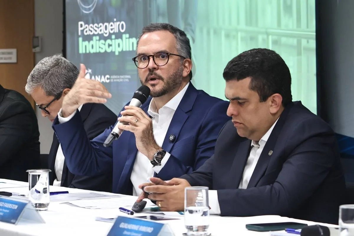 O ministro dos portos e aeroportos Tomé Franca esclareceu a nova resolução O ministro dos portos e aeroportos Tomé Franca esclareceu a nova resolução