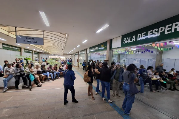 Pacientes encaram 6h de fila para pegar remédio em Farmácia de Alto Custo