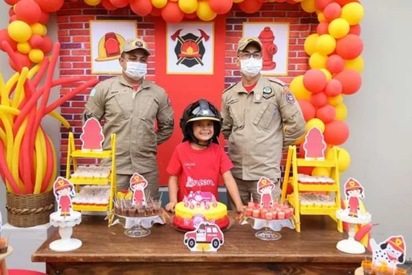 Corpo de Bombeiros faz surpresa em aniversário de garoto de 9 anos em MS