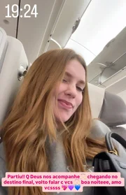 Virginia Fonseca posa dentro de avião