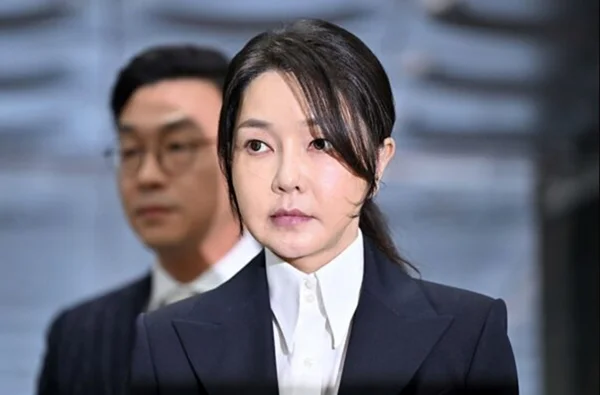 Imagem colorida da ex-primeira dama da Coreia do Sul, Kim Keon Hee - Metrópoles