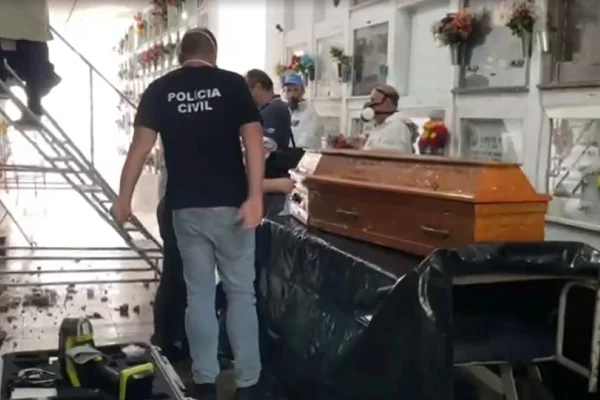 Imagem colorida de corpo de sogro de suspeita de envenenar bolo sendo exumado - Metrópoles