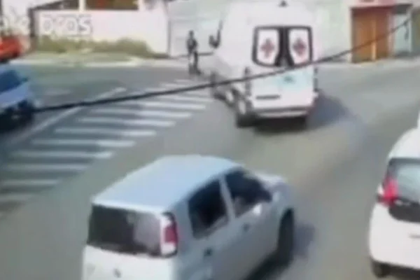 Mulher e criança são atropeladas por ambulância em Guarulhos. Vídeo