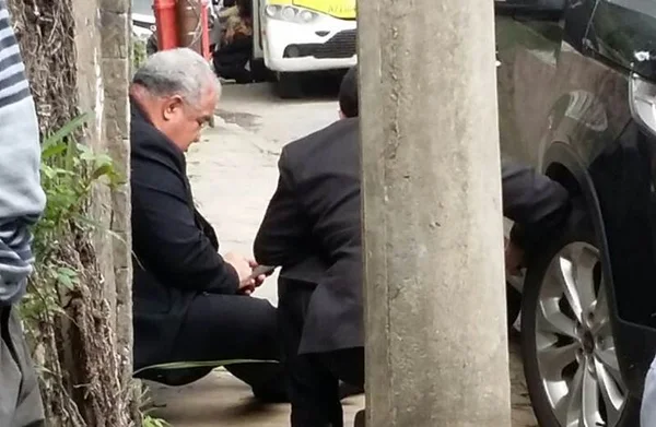 Arcebispo do Rio deixa carro para se proteger de tiroteio