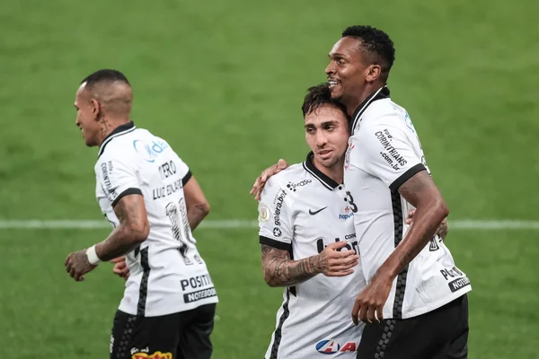 Corinthians vira sobre o Goiás e mantém vivo sonho da vaga na Libertadores