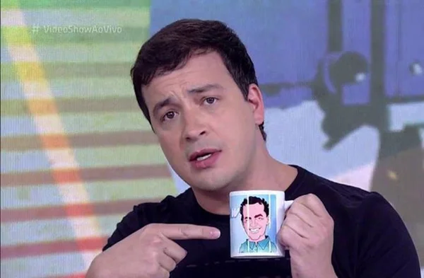 Foto colorida de um homem usando camisa preta - Metrópoles