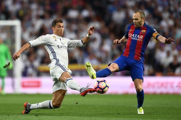 Foto colorida de Cristiano Ronaldo e Inista no clássico entre Real Madrid e Barcelona - Metrópoles