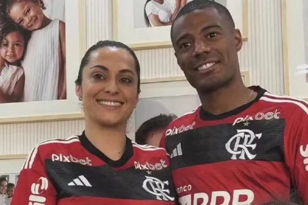 Foto colorida de Nico de La Cruz, jogador do Flamengo, ao lado da esposa - Metrópoles