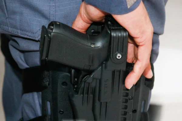 Policial armado