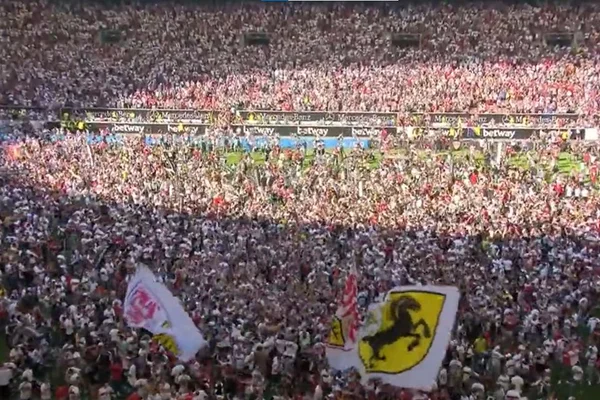 Torcida do Stuttgart em campo