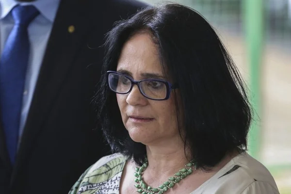 Damares Alves é criticada na web após frase sobre cores de roupas