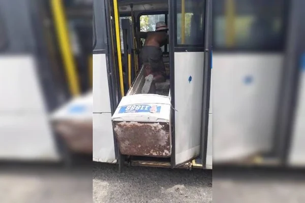 Homem tenta entrar com geladeira em ônibus no Rio de Janeiro