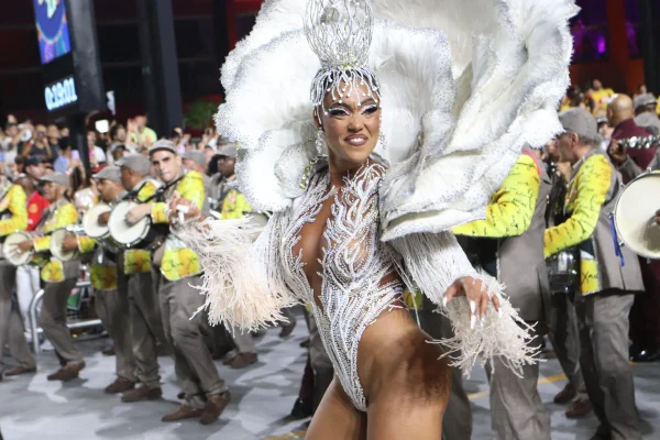 Imagem mostra desfile - Metrópoles
