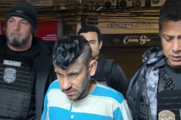 Foto colorida de reprodução de vídeo da prisão de Claudio Manoel, suspeito de estuprar e matar mulher, em Guarulhos, região metropolitana de São Paulo.
