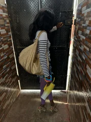 Influenciadora recria desfiles da Chanel em ruas de cidade na Nigéria - imagem 4 Influenciadora recria desfiles da Chanel em ruas de cidade na Nigéria - imagem 4