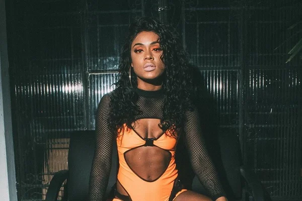 Mc Rebecca posta foto de topless e incendeia web