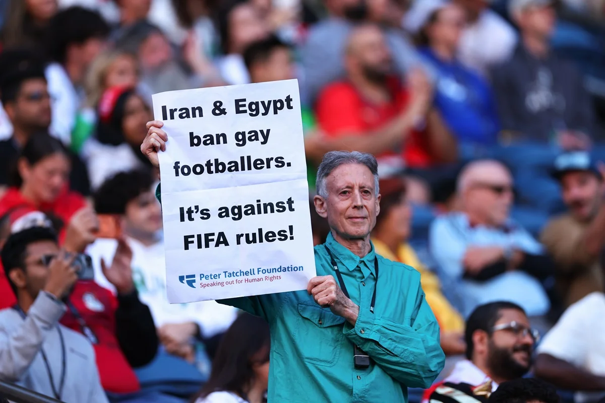Um torcedor segura uma mensagem pessoal sobre jogadores de futebol gays no Dia do Orgulho, durante a partida do Grupo G da Copa do Mundo da FIFA 2026 entre Egito e Irã, no Seattle Stadium 