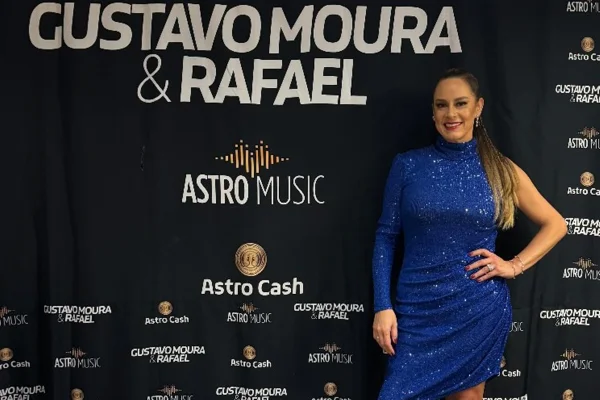 Silvia Abravanel posa de vestido azul brilhante nos bastidores do cantor Gustavo Moura - Metrópoles