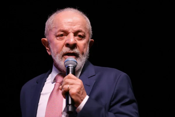 Presidente Lula com microfone