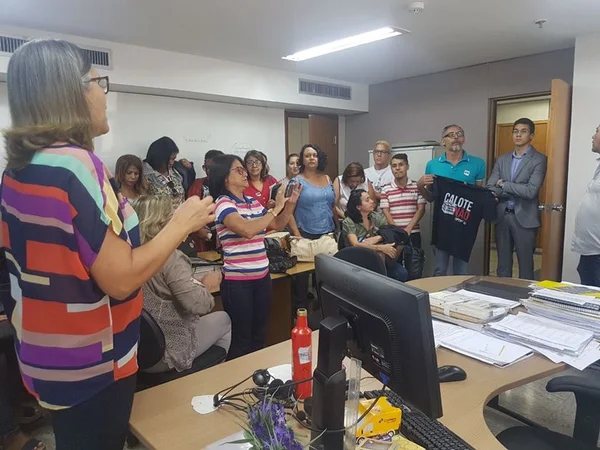 Professores do DF ocupam secretaria para pedir pagamento de pecúnias