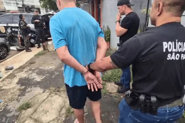 Imagem colorida de homem suspeito sendo preso em operação contra quadrilha de roubo de joias - Metrópoles