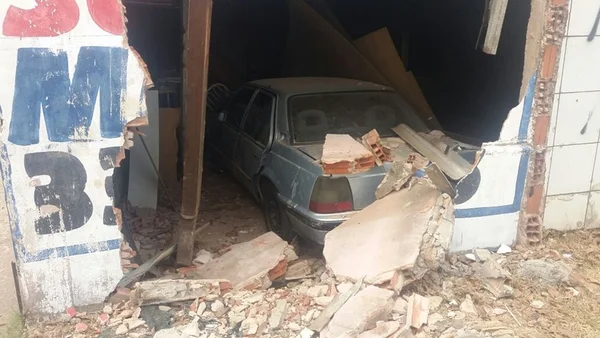 Mulher embriagada perde controle de carro e invade casa em Ceilândia
