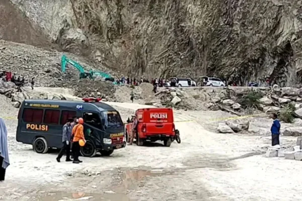 Foto colorida de queda de rochas em pedreira na Indonésia