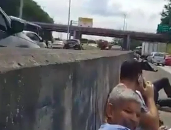 pessoas se protegendo de tiroteio