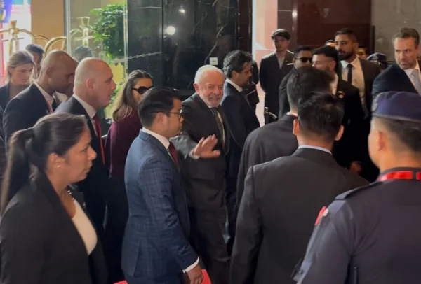 O presidente Luiz Inácio Lula da Silva (PT) na chegada ao hotel em Kuala Lampour (Malásia), onde participa da Cúpula da Asean