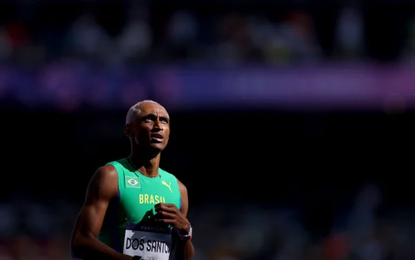 PARIS, FRANÇA - 05 DE AGOSTO: Alison Dos Santos, o Piu, da Seleção Brasileira, reage durante a primeira rodada dos 400m com barreiras masculinos, no décimo dia dos Jogos Olímpicos de Paris 2024, no Stade de France, em 5 de agosto de 2024, em Paris, França