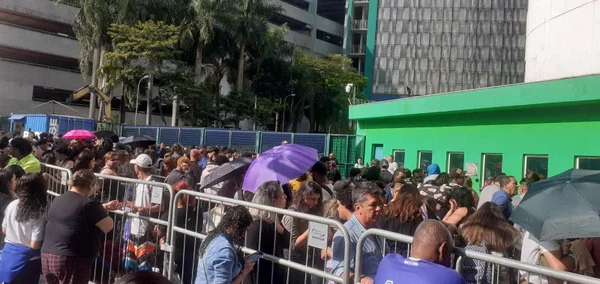 imagem colorida mostra fila para venda de ingressos para o show da cantora Taylor Swift em São Paulo - Metrópoles