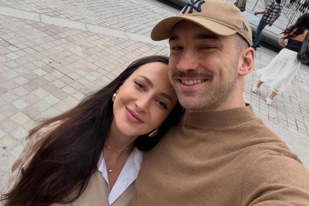 Léo Ortiz e Maitê Lo Sardo posam durante viagem Léo Ortiz e Maitê Lo Sardo posam durante viagem