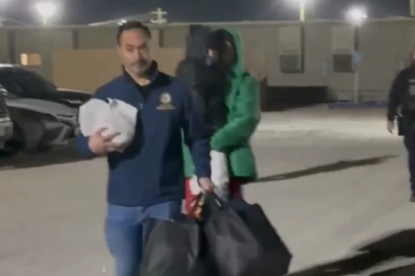 Print do vídeo divulgado pelo deputado americano Joaquin Castro do menino Liam, de 5 anos, sendo liberado pelo ICE