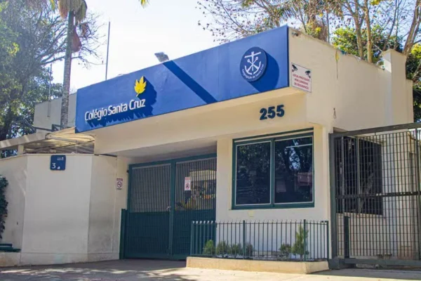 Imagem colorida mostra a fachada do Colégio Santa Cruz, escola em que ocorreu caso de bullying - Metrópoles