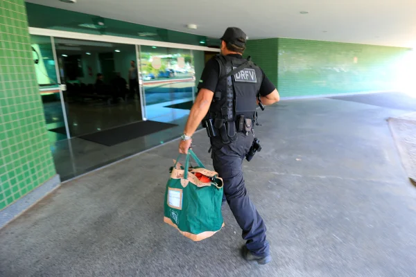 Polícia prende 30 pessoas envolvidas com tráfico em colégios do DF